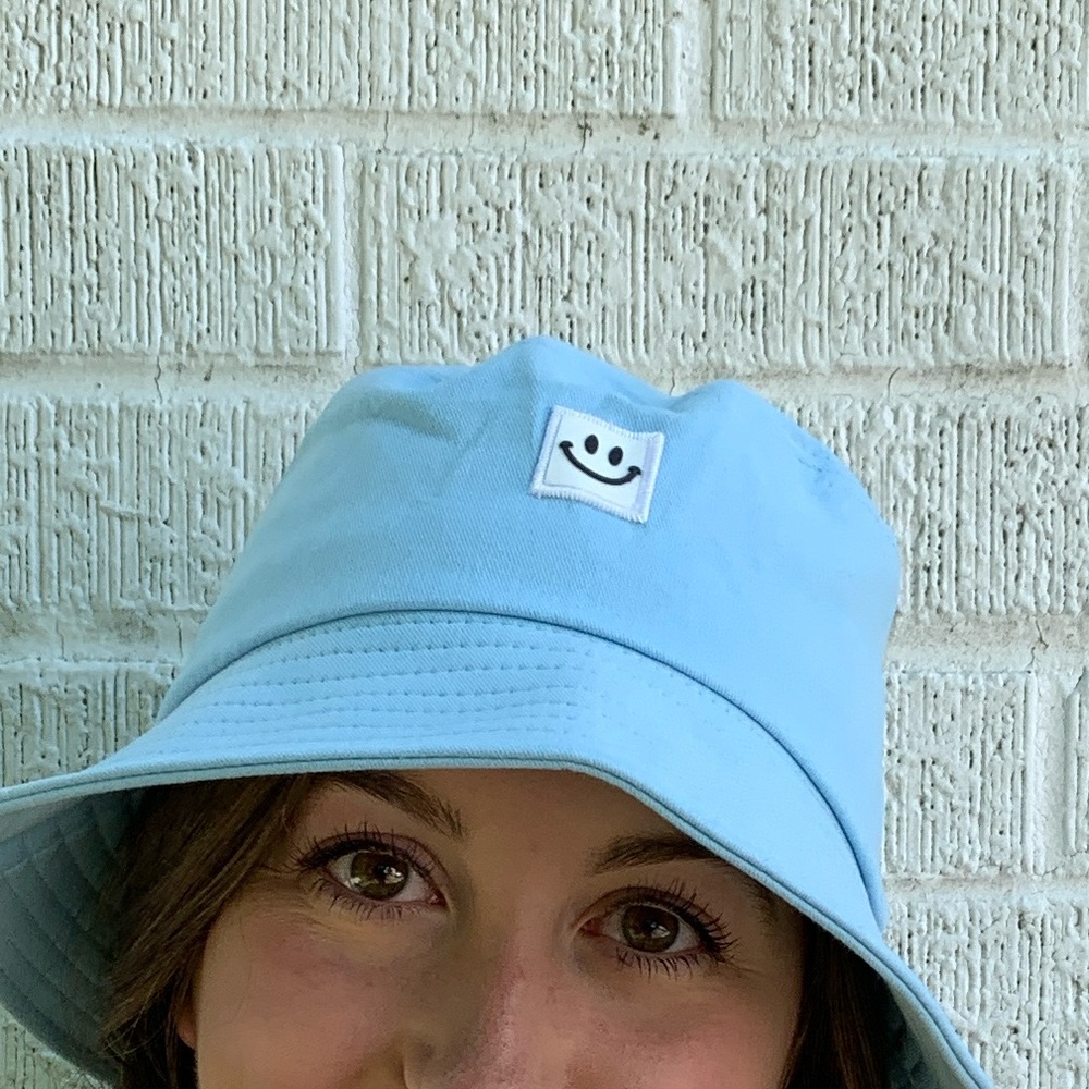 BLUE SMILEY BUCKET HAT